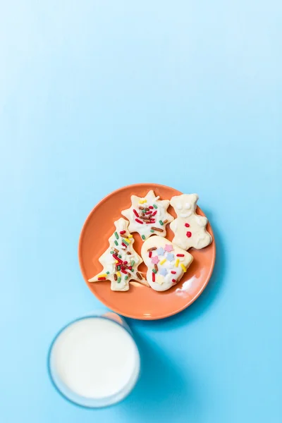 Jul Pepparkakor Kakor Och Glas Mjölk Blå Bakgrund — Stockfoto