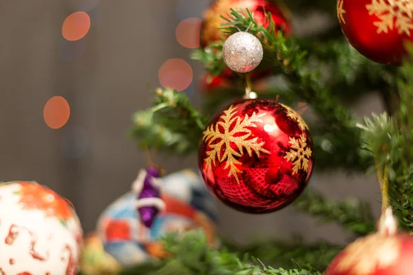 Διακοσμημένο χριστουγεννιάτικο δέντρο και χριστουγεννιάτικα δώρα — Φωτογραφία Αρχείου