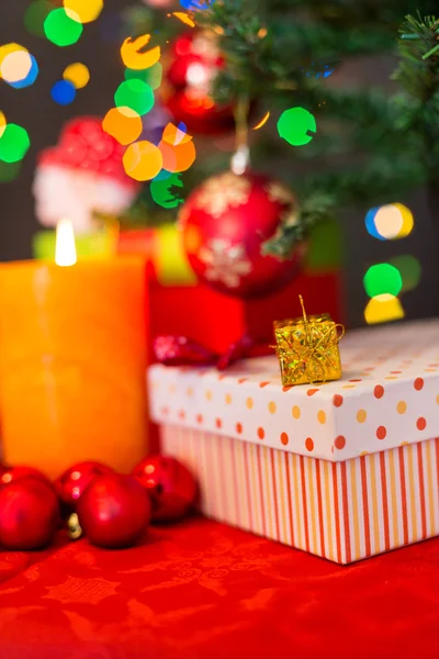 Decorazione natalizia su albero, candela, gioia, periodo natalizio — Foto Stock