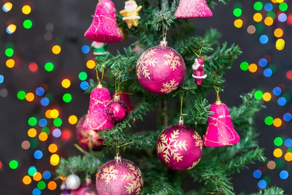 Díszített karácsonyfa és a karácsonyi ajándékok — Stock Fotó