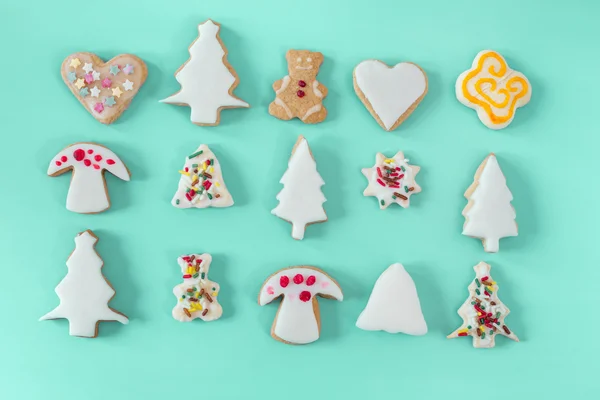 Biscoitos de Natal caseiros na tabela de cores — Fotografia de Stock