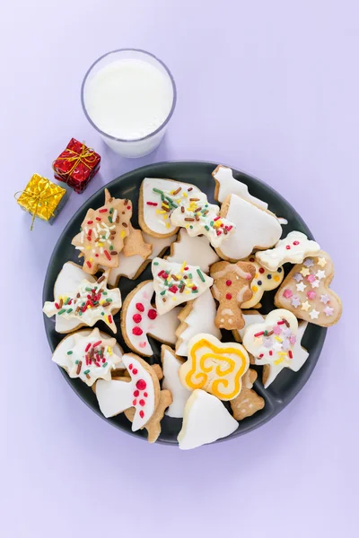 Cookie-kex med mjölk och julgran på bordet för Santa Claus — Stockfoto