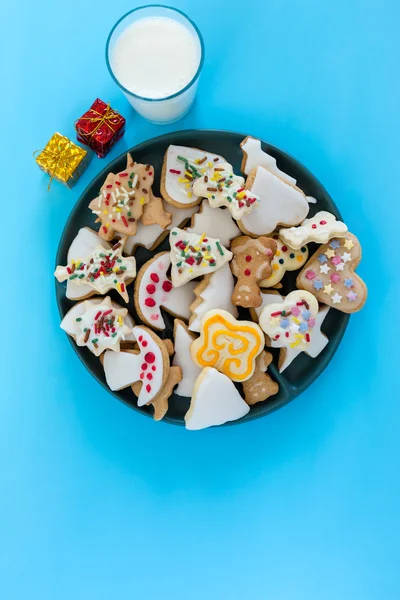 Cookie-kex med mjölk och julgran på bordet för Santa Claus — Stockfoto