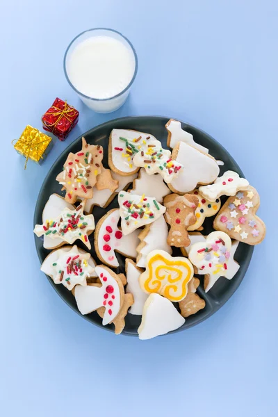 Cookie-kex med mjölk och julgran på bordet för Santa Claus — Stockfoto