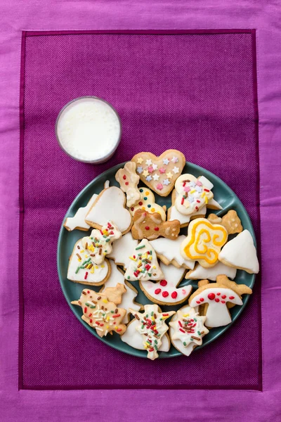 Cookie-kex med mjölk och julgran på bordet för Santa Claus — Stockfoto