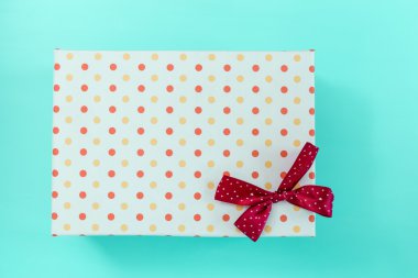 Basit bir renk karşı kırmızı bir yay ile dekoratif beyaz hediye kutusu