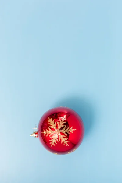 Kerst Rode Bal Blauwe Achtergrond — Stockfoto