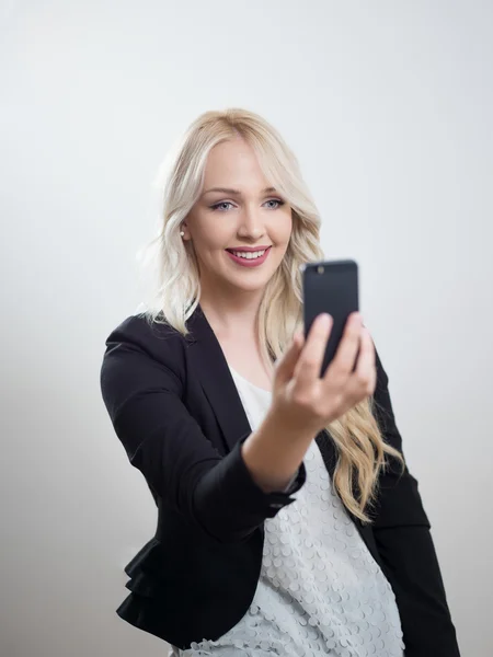 Retrato de una mujer de negocios feliz enviando mensajes en su teléfono — Foto de Stock