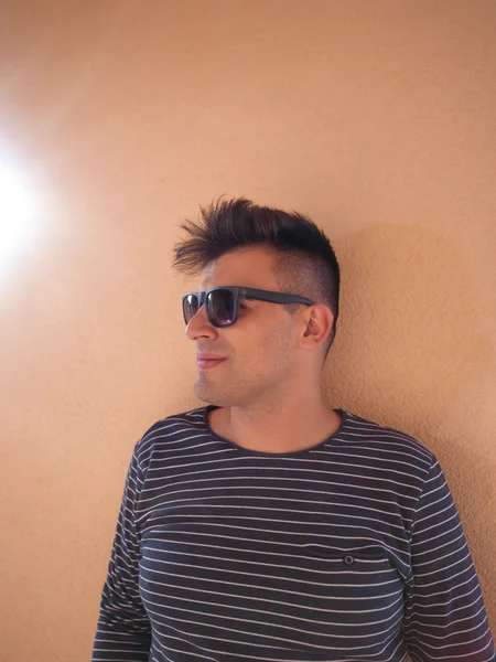 Mutlu hipster renk backg karşı güneş gözlüğü takıyor portresi — Stok fotoğraf