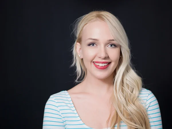 Retrato de una mujer sonriente sobre fondo negro. Primer plano . — Foto de Stock