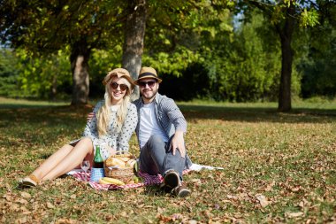 Genç çift parkta yerde yatan ve zevk onların 
