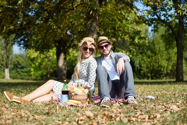 Молода пара лежить на землі в парку і насолоджується їх — стокове фото