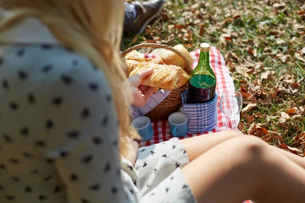 Ungt par ligger på jorden i parken og nyder deres - Stock-foto