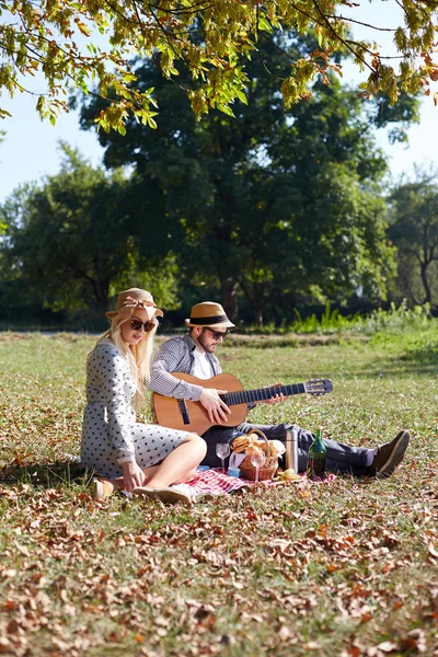 Jeune couple couché sur le sol dans le parc et profitant de leur — Photo