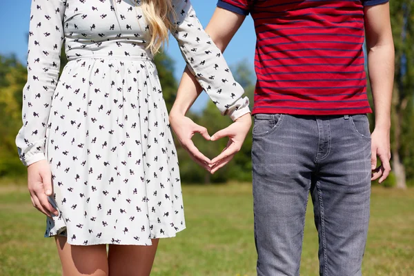 Valentines paar maken hart vorm met handen — Stockfoto