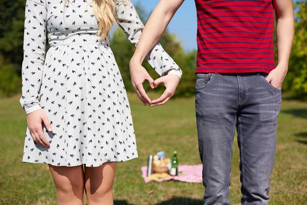 Valentines paar maken hart vorm met handen — Stockfoto