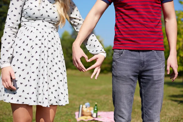 Valentines casal fazer forma de coração com as mãos — Fotografia de Stock