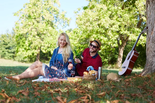 Joyeux jeune couple se relaxant sur la pelouse dans un parc d'été. Amour c — Photo