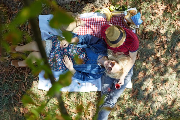 Coppia su un picnic — Foto Stock