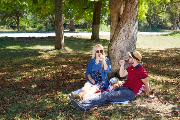 Para na pikniku — Zdjęcie stockowe