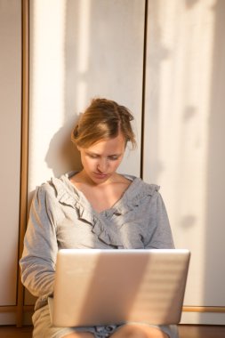 Belgili tanımlık Laptop, Te ile katta yatan genç güzel kadın