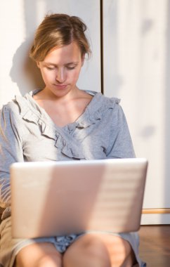 Belgili tanımlık Laptop, Te ile katta yatan genç güzel kadın