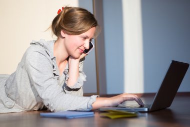 Güzel esmer evde t katta yalan onu laptop kullanma