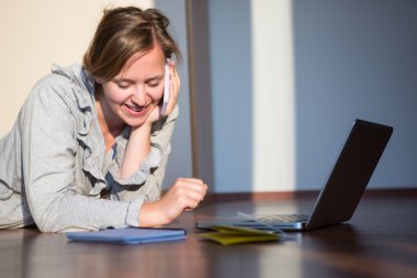 Güzel esmer evde t katta yalan onu laptop kullanma