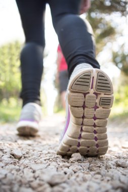 spor ayakkabı izinde faaliyet dağlar, açık havada yürüyüş