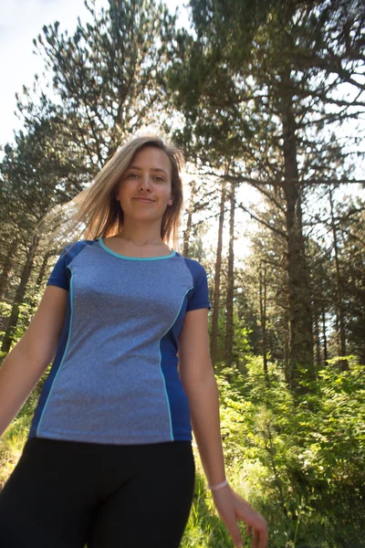 Vrouw die op de weg worden uitgevoerd. Vrouwelijke atleet joggen op bergweg tr — Stockfoto