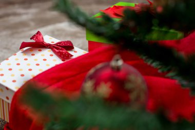 Hediye kutusu ve süslemeleri üzerinde ahşap adam ile Noel ağacı