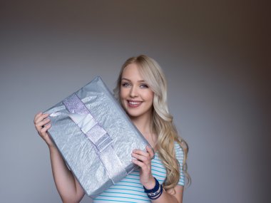 Genç güzellik hediye kutusu hediye olarak tutan sarışın. Tatil