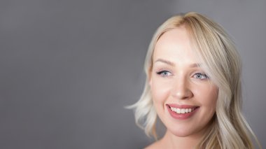 Glamour zarif makyaj kadın sarışın kısa saç seyir ile 