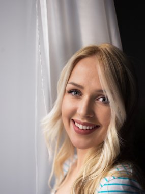 Glamour zarif makyaj kadın sarışın kısa saç seyir ile 