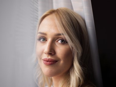 Glamour zarif makyaj kadın sarışın kısa saç seyir ile 