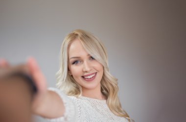 geniş bir gülümseme ile güzel model.