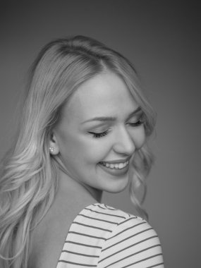 gözleri kapalı güzel bir sarışınla portresi