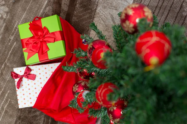 Arbre Noël Avec Boîte Cadeau Décorations Sur Fond Bois Pour — Photo