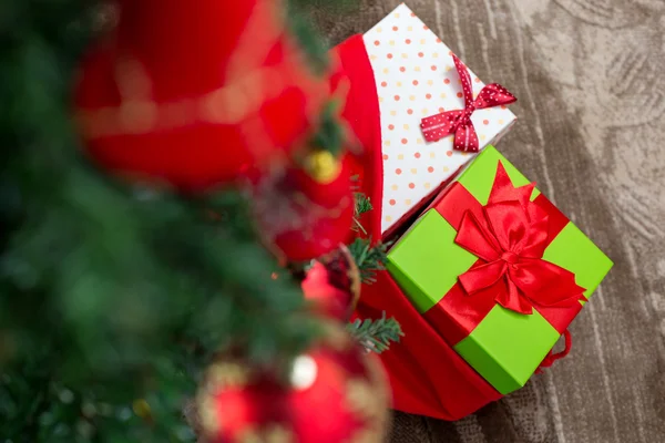 Arbre Noël Avec Boîte Cadeau Décorations Sur Fond Bois Pour — Photo