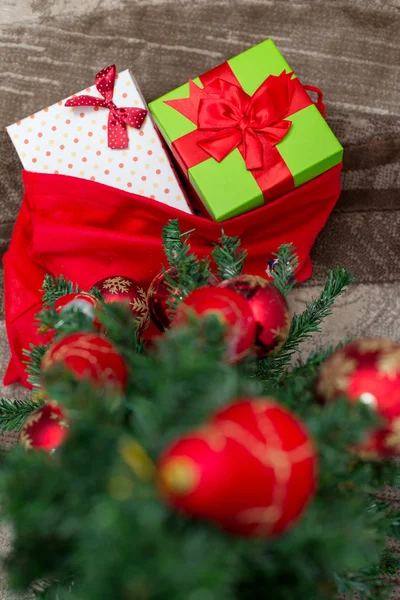 Arbre Noël Avec Boîte Cadeau Décorations Sur Fond Bois Pour — Photo