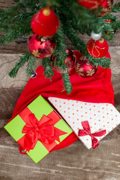 Arbre de Noël avec boîte cadeau et décorations sur fond en bois — Photo