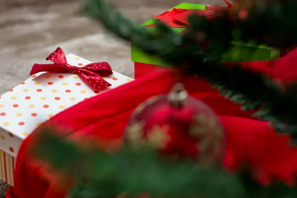 礼品盒与木制背景装饰圣诞树 — 图库照片