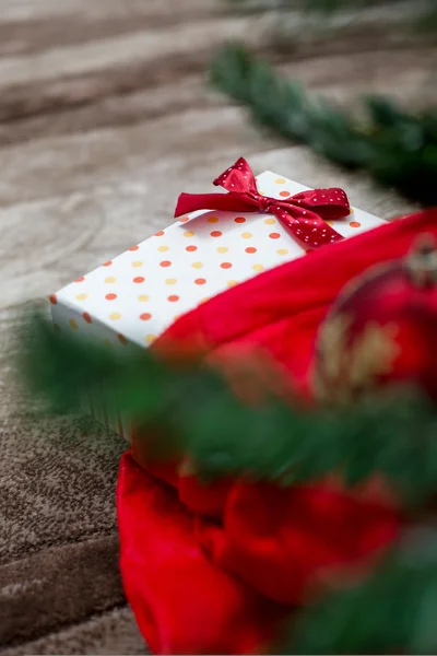 Arbre Noël Avec Boîte Cadeau Décorations Sur Fond Bois Pour — Photo