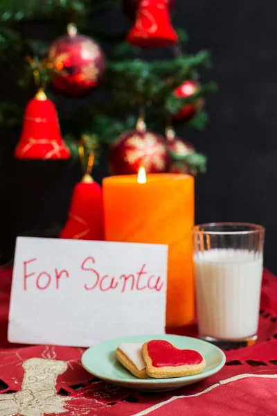 Weihnachtskerzen an den Weihnachtsbäumen und Feuer, lieber Weihnachtsmann — Stockfoto