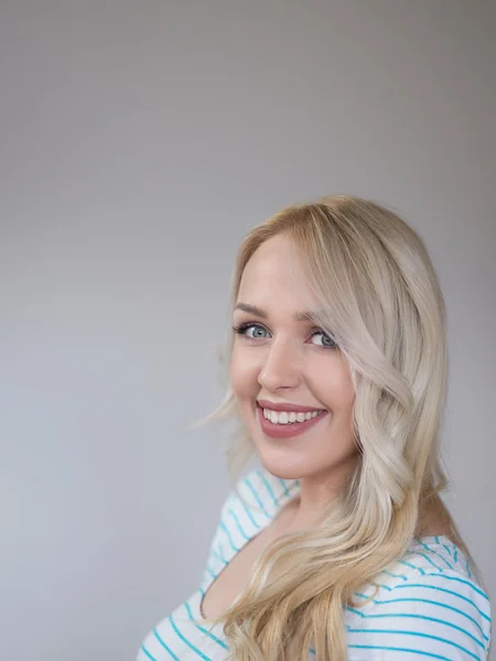 Retrato de una mujer joven y bonita — Foto de Stock