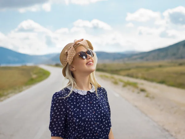 Portrét blond ženy v přírodě — Stock fotografie