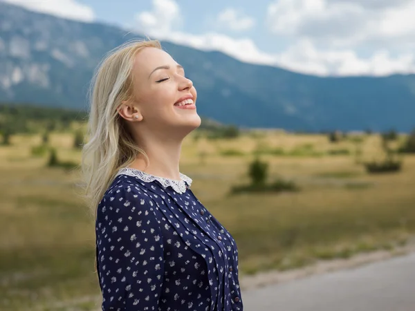 Doğada sarışın kadın portresi — Stok fotoğraf