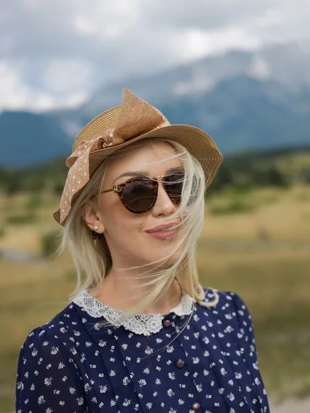 Portrait de femme blonde dans la nature — Photo