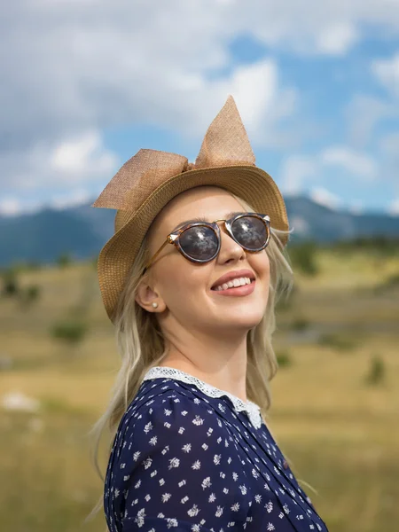 Retrato de mulher loira na natureza — Fotografia de Stock