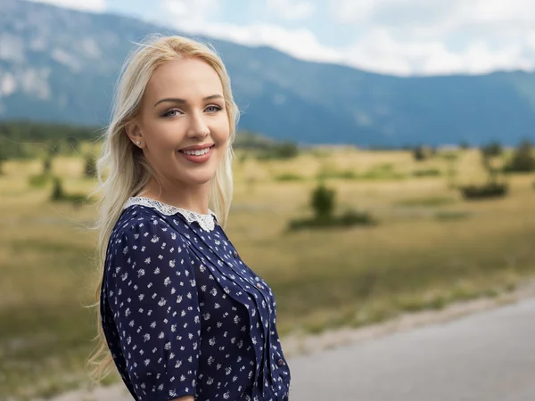 Portret van blonde vrouw in de natuur — Stockfoto